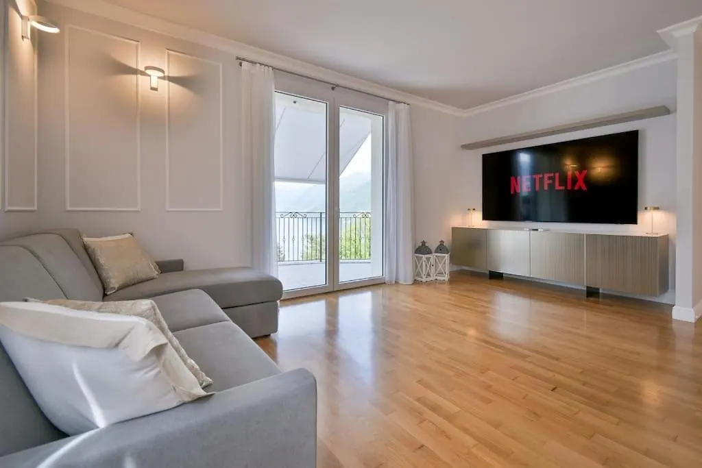Lakefront Luxury Villa, Jacuzzi, Garage E Terrace Riva  Italy
