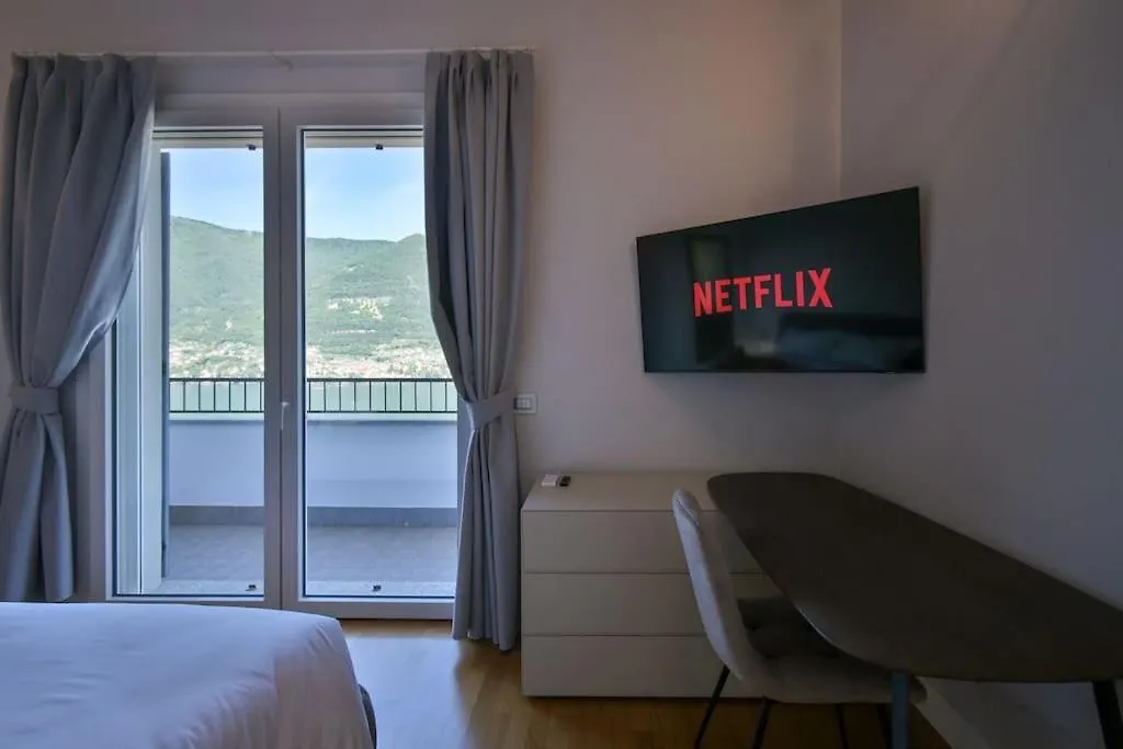 Villa Lakefront Luxury Villa, Jacuzzi, Garage E Terrace Riva  Italy